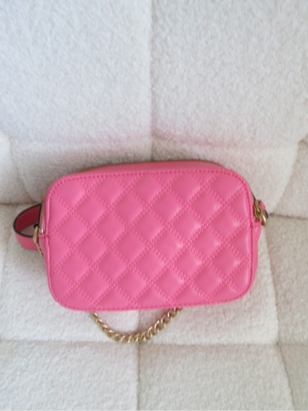 GUESS Hot Pink Quilted Camera Crossbody with Gold Chain - Picture 4 of 5
